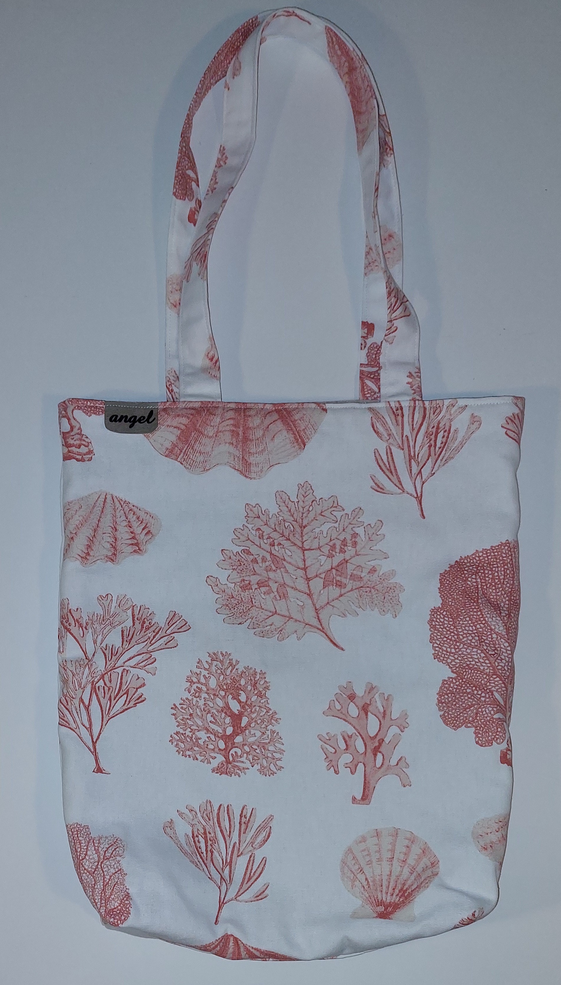 Weiße Tasche mit Muschel- und Korallenmuster